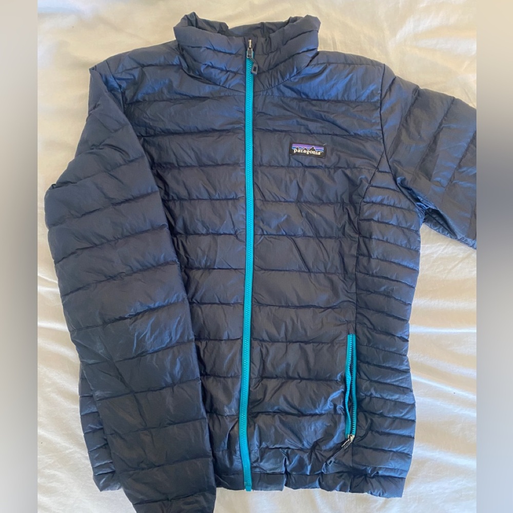 Patagonia women’s navy puffer. Size M. Great condition.